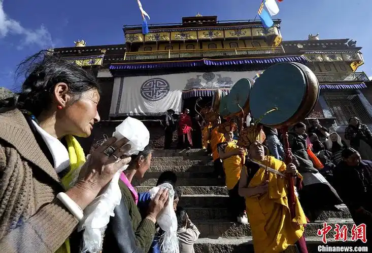 藏传佛教噶玛噶举派主寺楚布寺举行展佛仪式