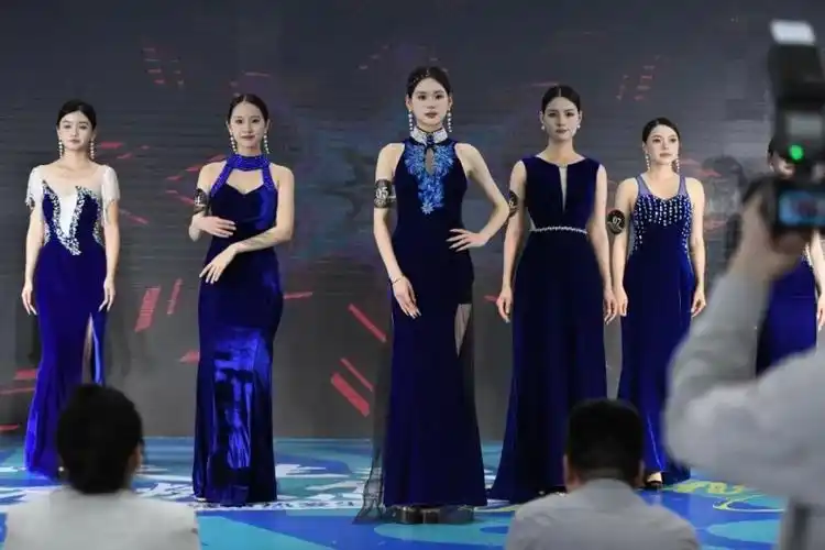 国际胸模大赛海选赛,18名长腿女神争艳斗丽