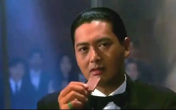 赌神2赌神高进吃起巧克力,戴上玉扳指,开始与仇笑痴的赌局_哔哩哔哩_b