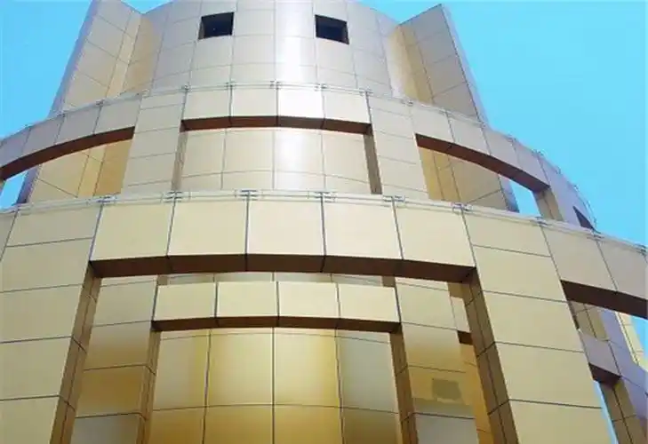 饰面的设计以建筑物的轴线为根据铝塑板骨架由横竖件组成,先弹好竖向