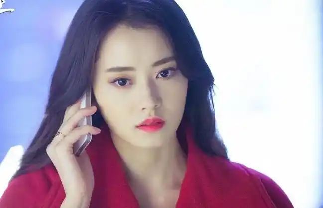 《夏至未至》程七七:淡蓝色纱裙礼服美是美,却毁在了发型上