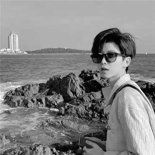 真人情头黑白一男一女 高清好看的情侣头像黑白一人一张图片_情侣头像