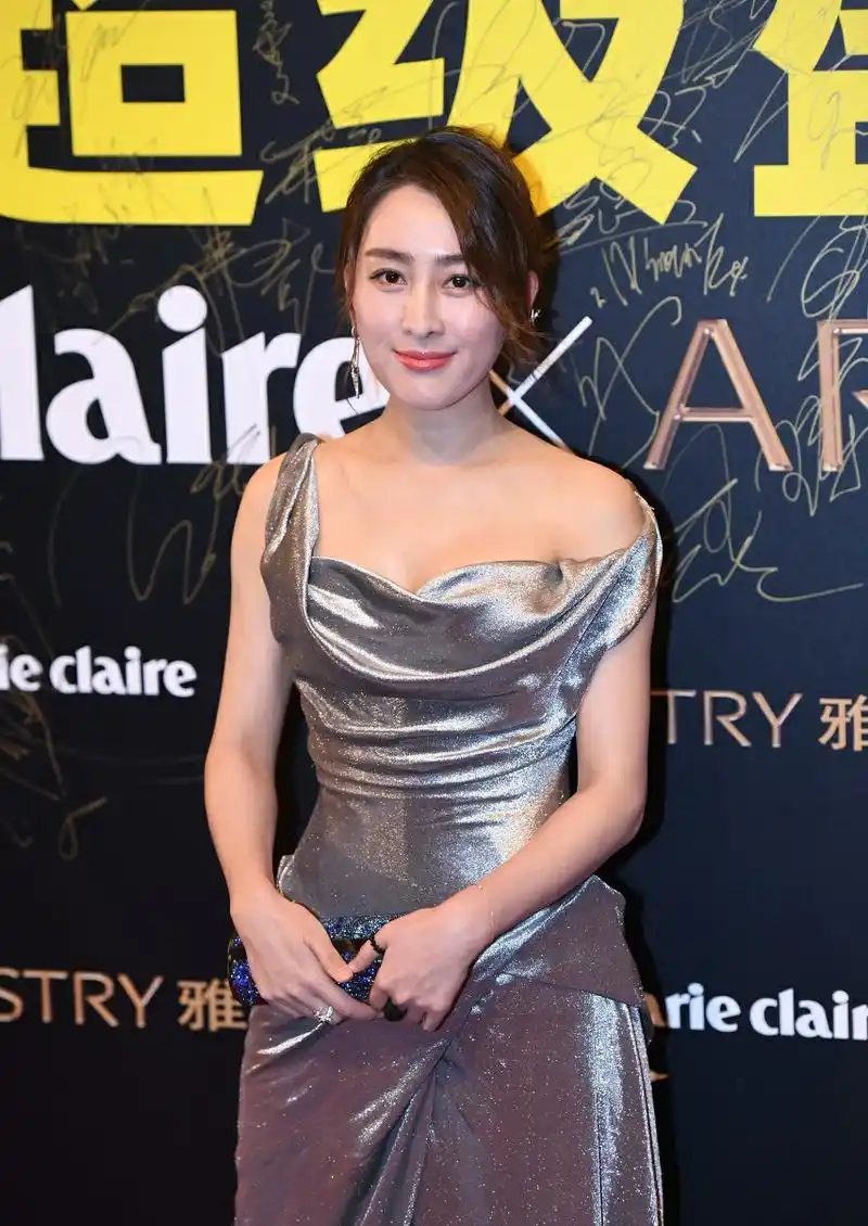 马苏参加电影节,搭配抹胸的礼服好迷人,胸前花朵好夸张|抹胸|旗袍