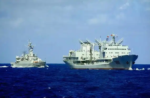 资料图:中国海军528号护卫舰与881号补给舰编队