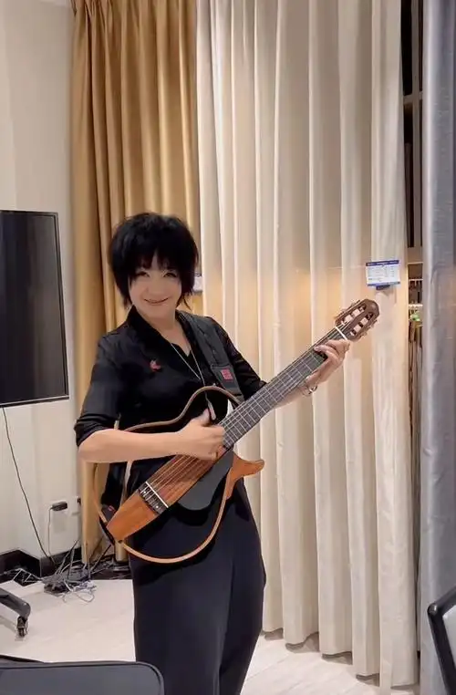 53岁斯琴格日乐街头跨栏!素颜回春似少女,臧天朔去世后至今单身