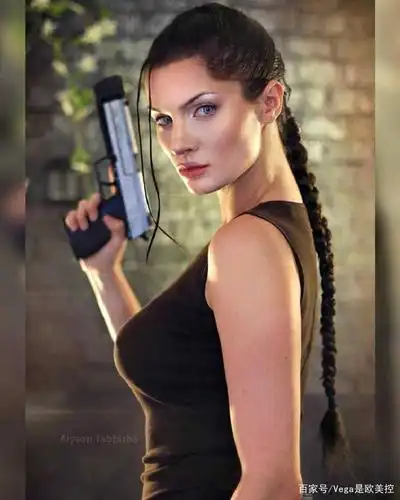 《古墓丽影》安吉丽娜·朱莉扮演的劳拉