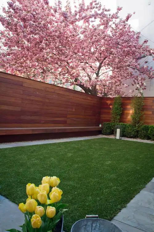 现代别墅庭院木质围墙装修效果图