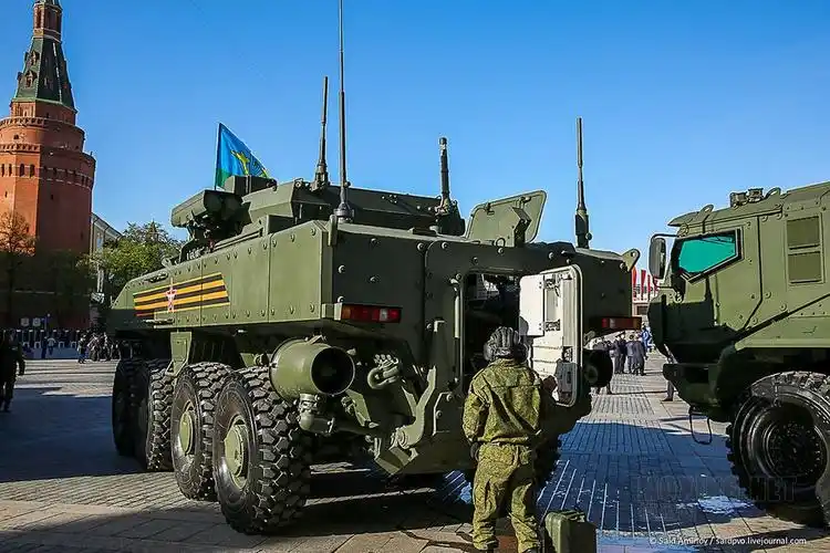 【模型网评测】熊猫ph35026 回旋镖轮式步兵战车