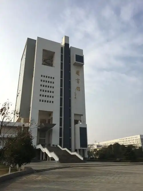 这所大学的校门有300多米不仅豪气还堪称亚洲第一门