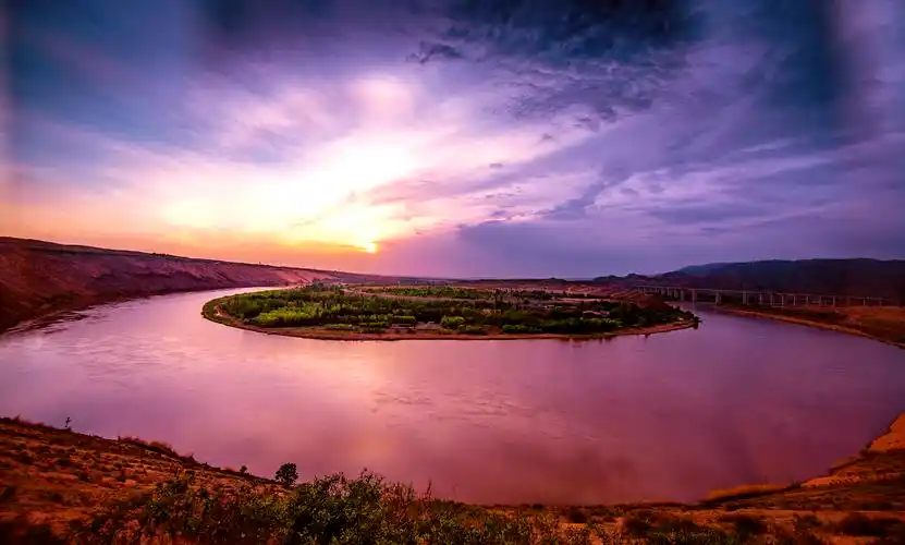 宁夏沙坡头黄河大拐弯