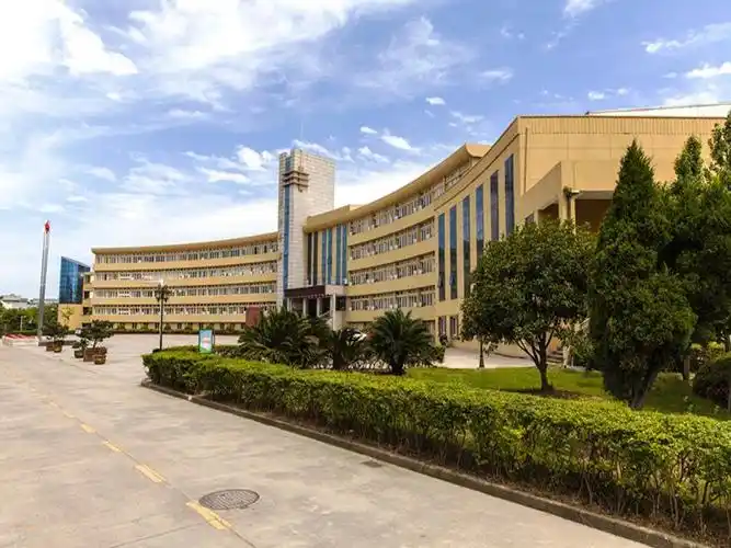 台州市启超中学简介:台州启超中学坐落于台州市路桥主城区,由省内知名