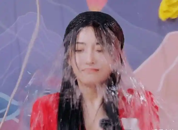 the9五位女孩被浇湿,谢可寅孔雪儿反应真实,我却被许佳琪圈粉_表情