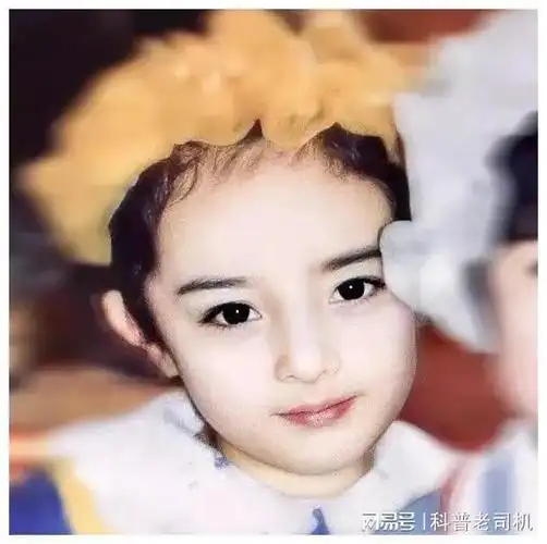 刘恺威接女儿放学被拍小糯米9岁暴风般长高象杨幂,网友惊叹!