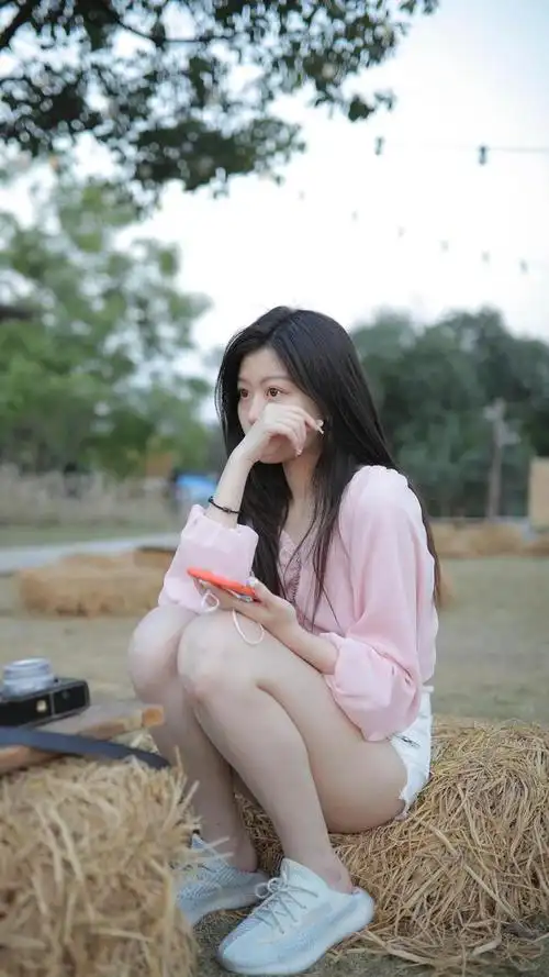 版型并不是普通的款型,尤其泡泡袖元素,轻松能够给女生带来甜美的气质