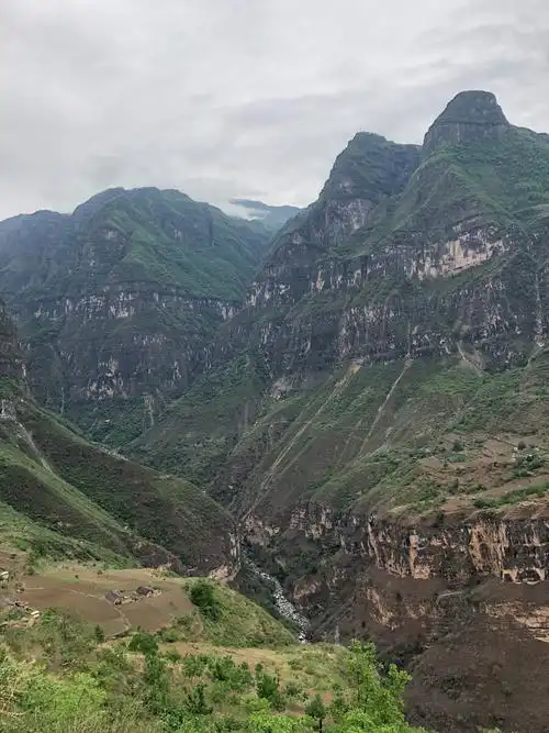 悬崖村这里是位于大凉山昭觉县的悬崖村我用了三个多小时通过千米钢梯
