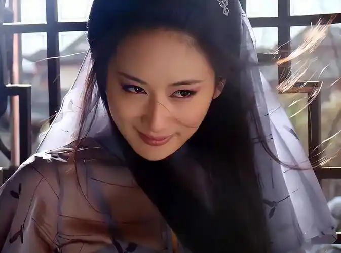 不同于大多数狐狸眼的女性形象,郭珍霓眼中还透露出一种阴险狡诈的