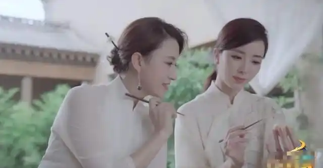 央视主持人齐聚张蕾李思思同框比美相差8岁长相却宛如亲姐妹