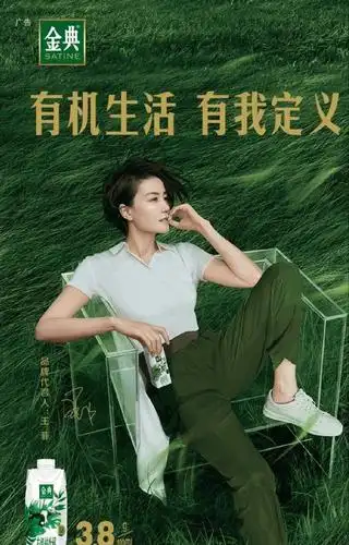 51岁王菲新造型太减龄白衬衫配高腰裤好大气坐秋千罕见清爽