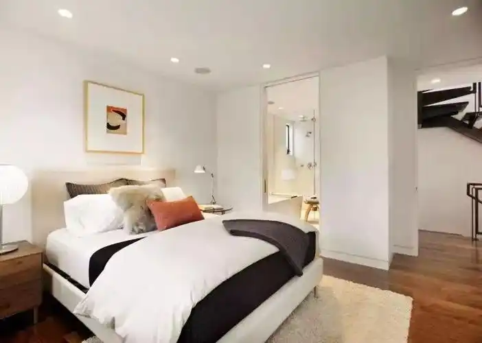 因此若是不小心买到了卫生间门正对着床的户型,少不了要在设计上用点