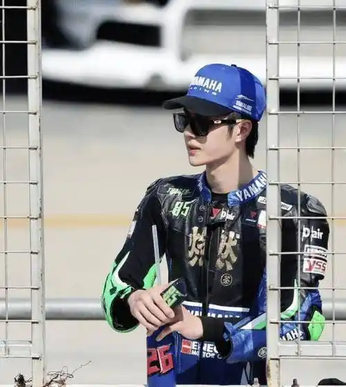 王一博赛车被解说员高度夸赞,摔倒后下意识细节见人品_比赛_摩托车