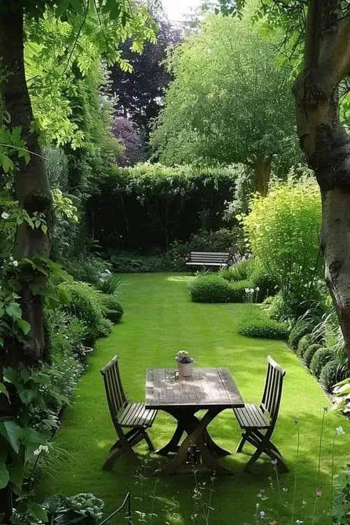 草坪以其统一而开阔的视觉效果,为庭院提供了简洁明快的基调,能够轻松