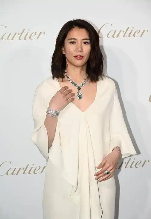 原创袁咏仪生图魅力不减简约白裙配贵气珠宝有点豪门贵妇感