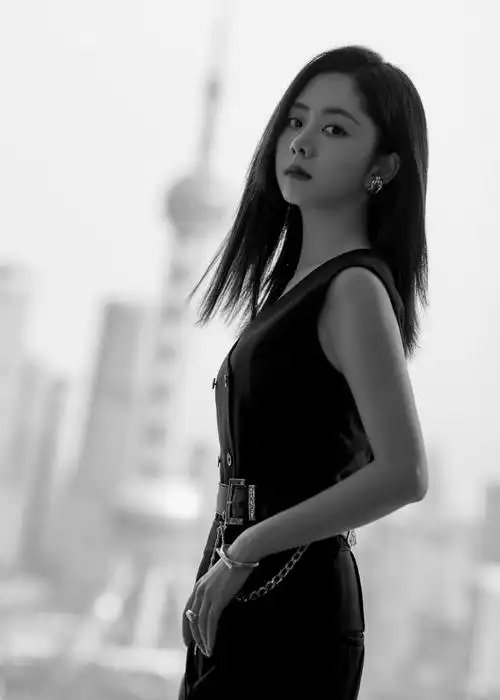 看宁檬总监@谭松韵seven身穿暗红色套装霸气亮相,在线打boss剧什么