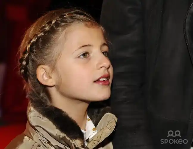 母亲 valentine aprile是个名气不大的演员, onata aprile小小年纪便