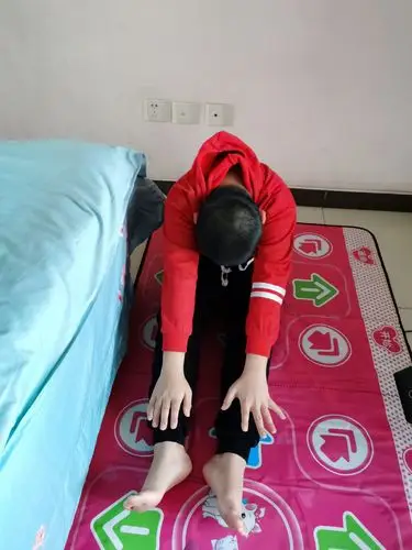 坐位体前屈是我的弱项,我要好好加油练!