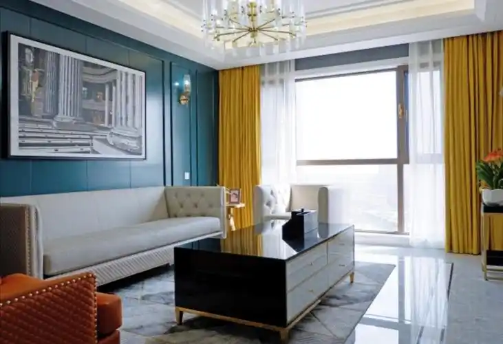 白色的沙发缓解孔雀蓝背景给居室带来的暗沉感,白色作为孔雀蓝的最佳