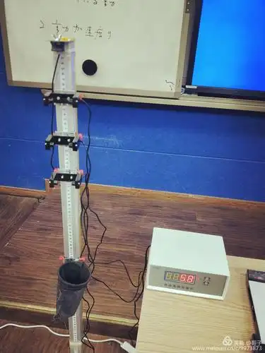 自制的"自由落体演示仪",主要由光电门,数字显示器,刻度尺,支架构成.