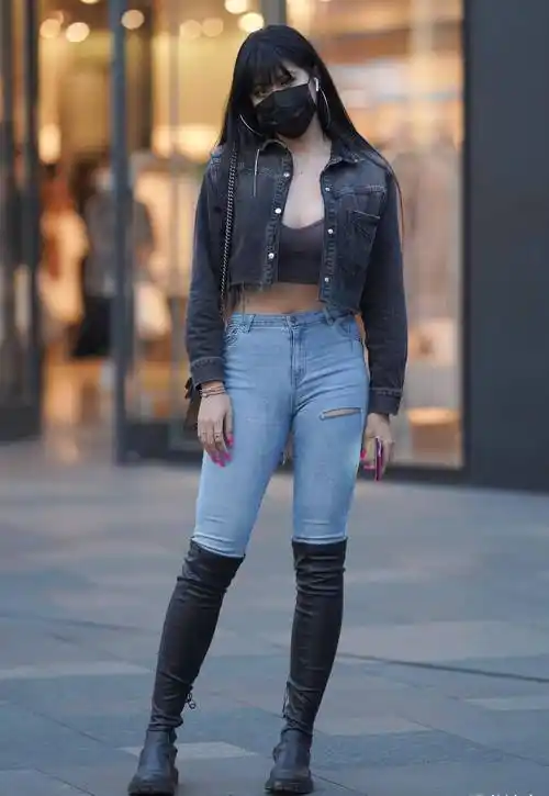 身材有点"壮"的女生,穿紧身牛仔裤的样子很时尚_姑娘_高个子_姐姐