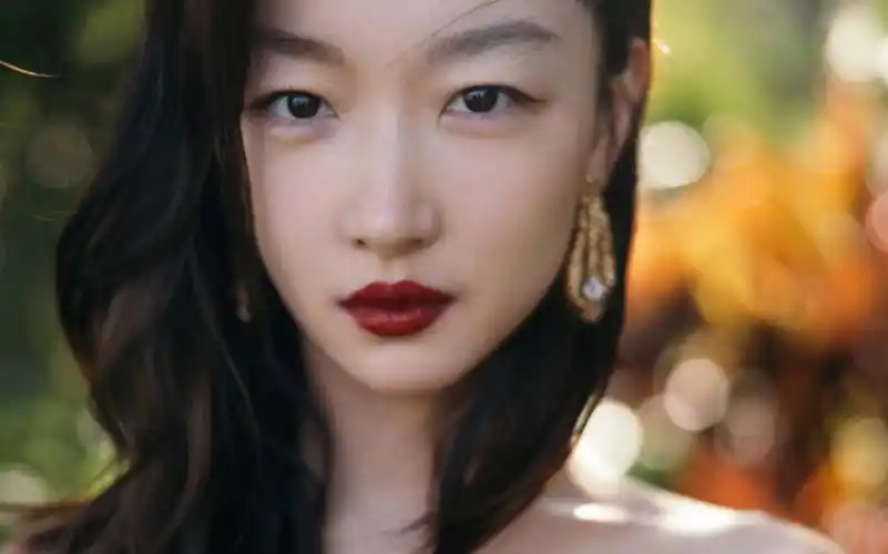 周冬雨优雅长发出席金鸡奖开幕式