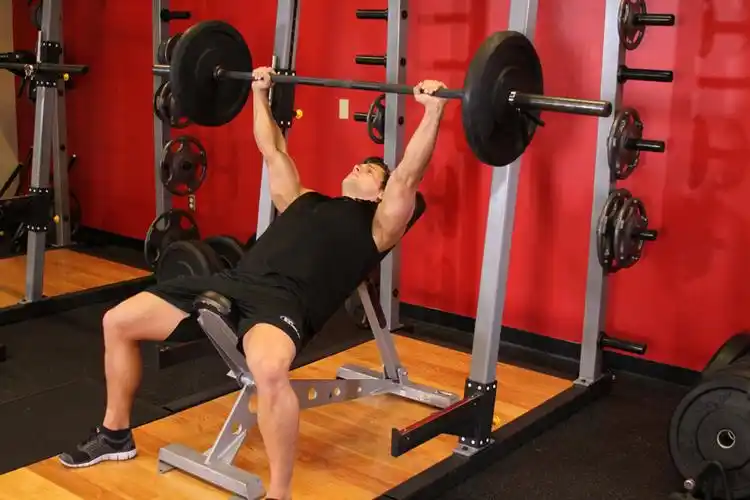 中握距上斜杠铃卧推:提高上胸肌力量和纬度_丰胸_中医养生网