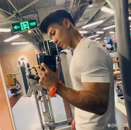 网友抓拍肌肉男换衣服,原来是网红健身教练的活动宣传照