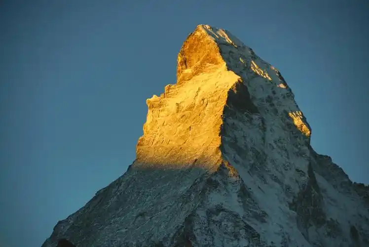 七点四十,阳光如约洒落,点燃山峰的红红火火.