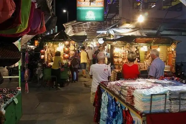 长康路的清迈夜市规模也不小,但问题是摊位大都以卖衣物饰品为主.