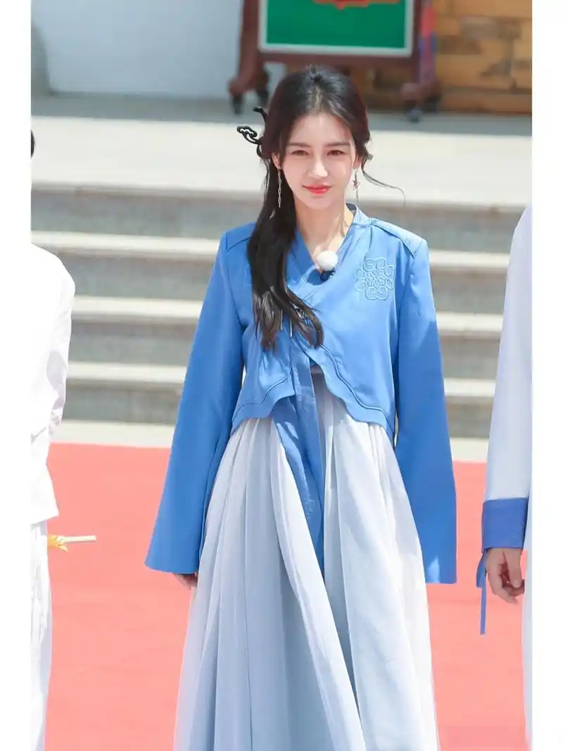 《奔跑吧》中angelababy民族服装好好看!她到底穿什么不好看啊