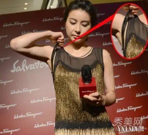 郭晶晶当众整理内衣 女星肩带滑落泄春光