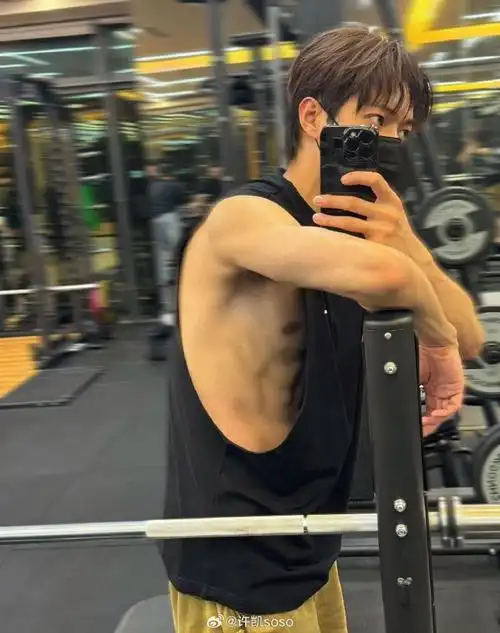 许凯保持好身材吃得比猪多