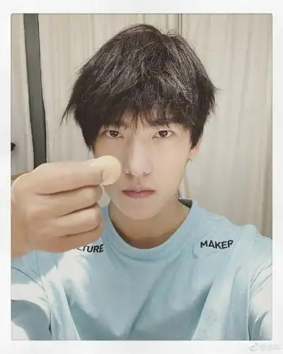 杨洋更博晒自拍 还有人没看《元气满满的哥哥》吗?