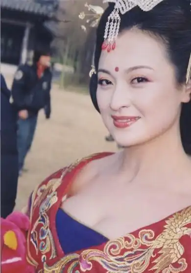 "回眸一笑百媚生,六宫粉黛无颜色"便是形容杨贵妃,王璐瑶饰演的杨贵妃