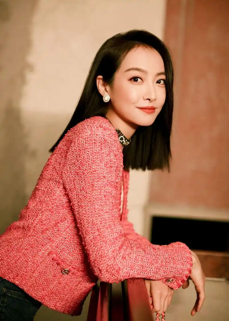 狗仔刘大锤爆料宋茜和杨洋分手之后,就一直处于单身状态,平时最喜欢和