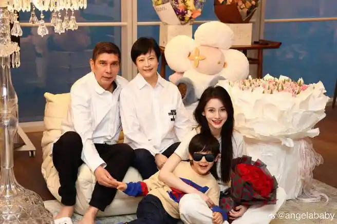 7岁小海绵暴风抽高,手牵外公好暖心_杨颖_生日_杨幂