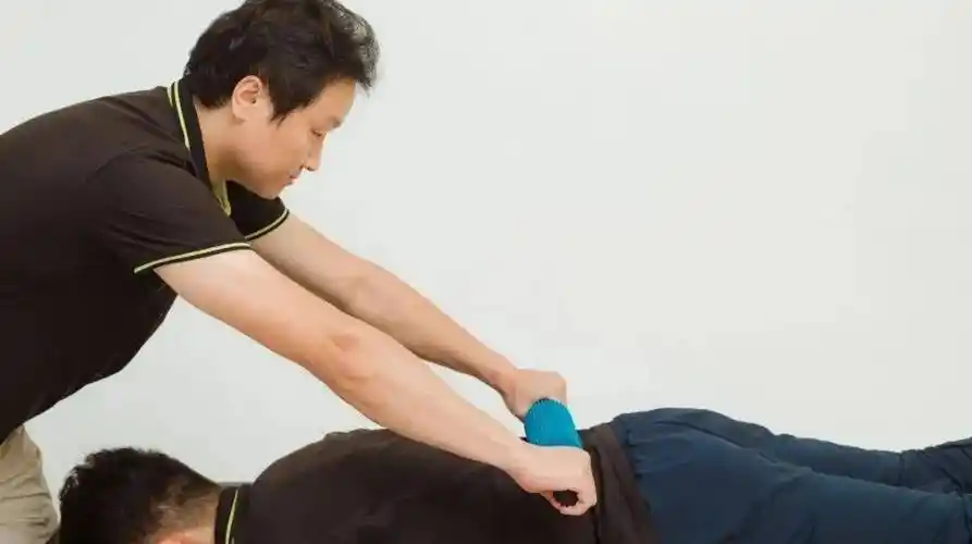 然后可以通过腰椎的逐节运动来激活腰方肌,可以通过下面的体式来达到