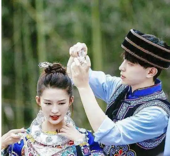 李沁与男星cp合照,一个获满满祝福,一个被骂惨_魏大勋_网友_邓伦