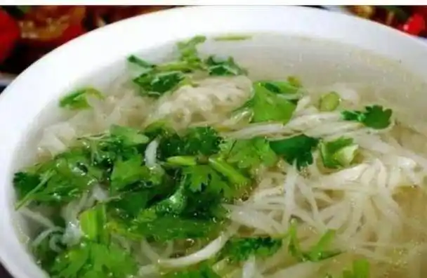 这样,浆水炝好了,下饭的素菜也制作好了,然后下面条捞至碗内,浇上炝好