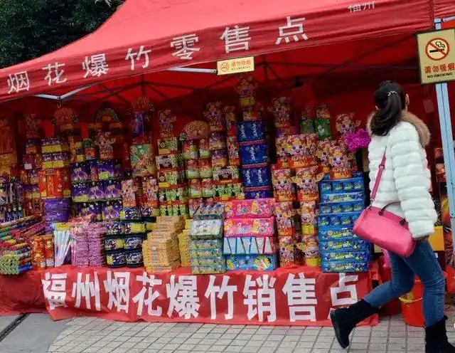 过年燃放烟花爆竹不是陋习,但是要规范