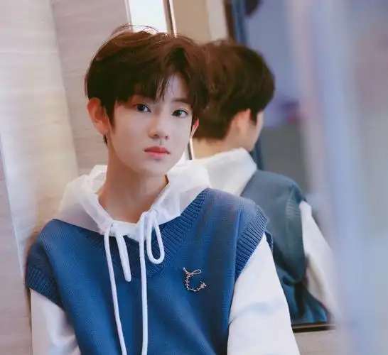 张铭浩今年多少岁(16岁鲜肉被曝恋爱,尺度聊天记录流出,与台上乖乖男