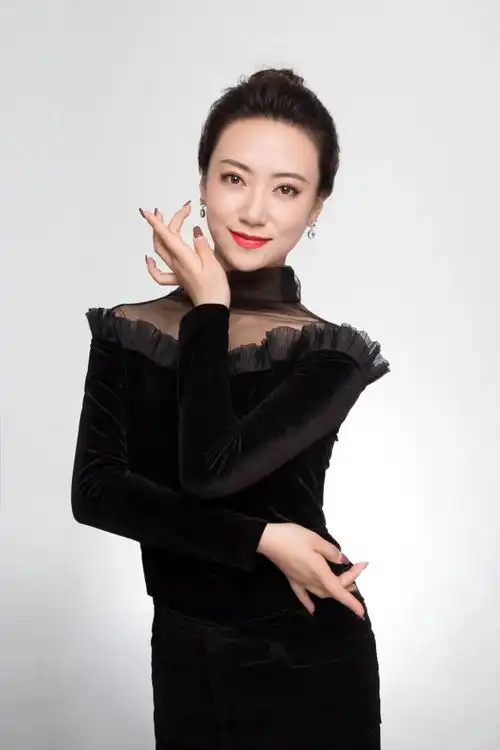 李莉国家一级演员(曾在中国经典舞剧《丝路花雨》中饰演英娘) - 品度